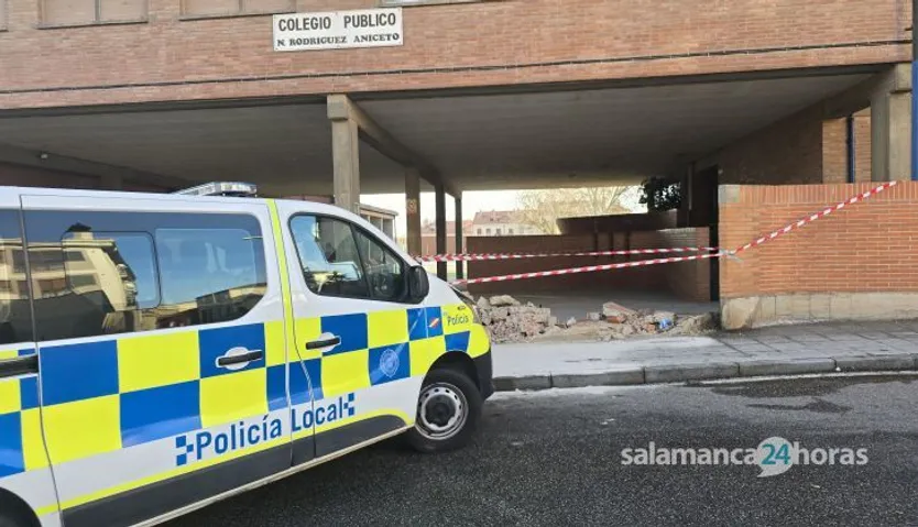 Muro destrozado por un coche que se dio a la fuga
