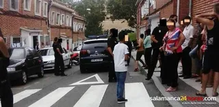 Una marabunta agrede a policías