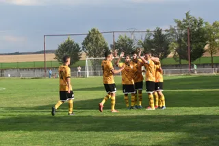 Los jugadores de Unionistas B celebran un gol ante La Pedraja | FOTO USCF BASE