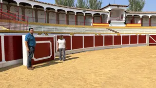 La alcaldesa de Peñaranda, Carmen Ávila, y el concejal de Obras, Antonio Poveda, en la Plaza de toros de La Florida