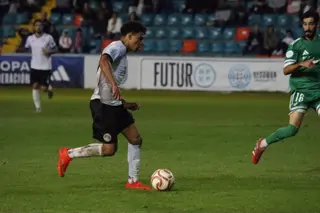 Óscar León, durante el Salamanca CF UDS - UD San Sebastián de los Reyes.