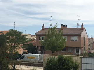 Domicilio donde se han hallado los cadáveres del matrimonio fallecido y del hijo de 29 años herido en Villagonzalo (Burgos)