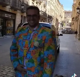 Un novio con traje Pokémon sale de un maletero en la calle Zamora