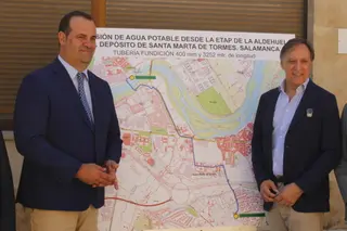 El alcalde de Santa Marta de Tormes, David Mingo junto al alcalde de Salamanca, Carlos García, en la presentación de la puesta en marcha de la conexión de agua de Santa Marta de Tormes a la red de Salamanca