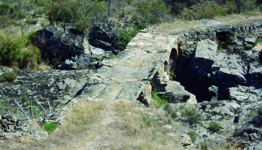 Puente de los Ojos sobre el río Camaces