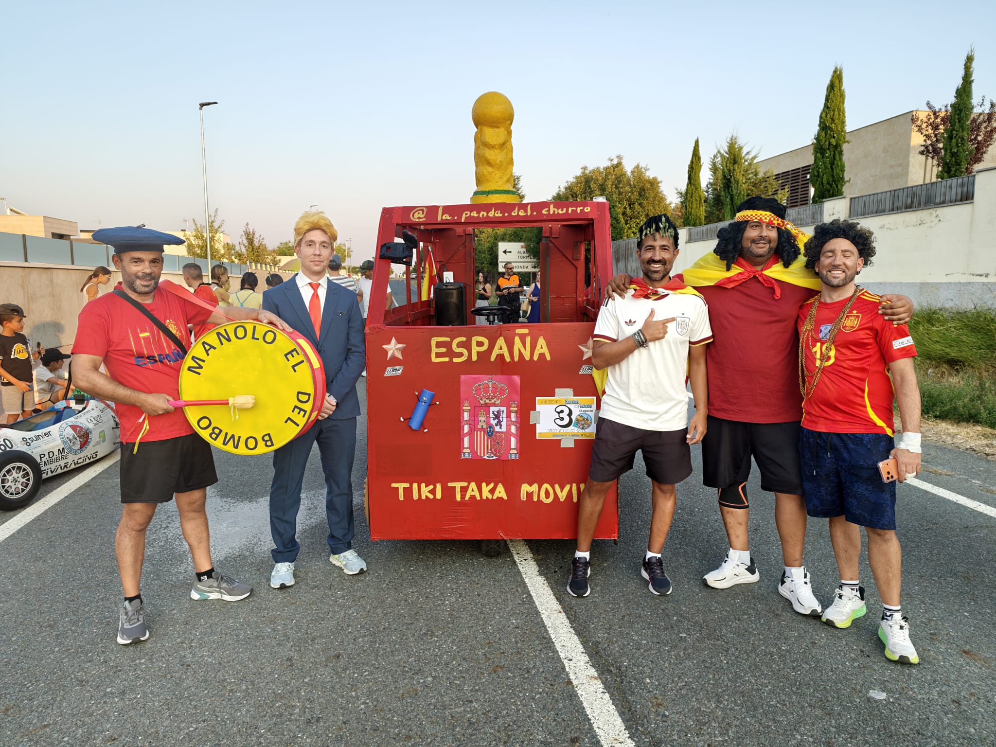 Grupo de  los 'Tiki Taka M&oacute;vil' en los autos locos de Carbajosa | Ayuntamiento de Carbajosa de la Sagrada
