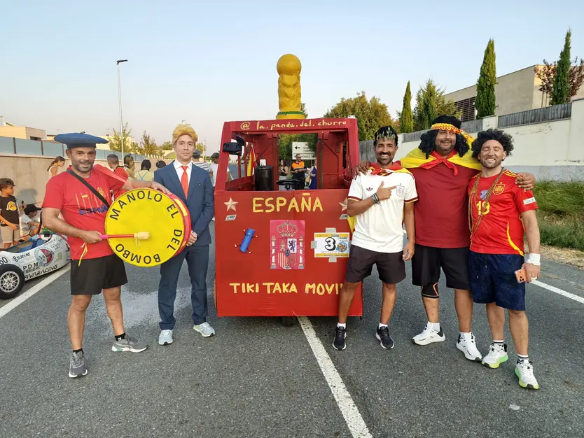 Grupo de los 'Tiki Taka Móvil' en los autos locos de Carbajosa | Ayuntamiento de Carbajosa de la Sagrada