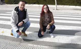 Frases contra la violencia de género en pasos de peatones en Carbajosa