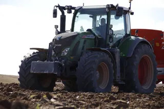 Joven agricultor en Villaflores (Salamanca) | Andrea Mateos