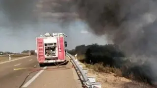 Bomberos de Zamora en la autovía | Foto Zamora24horas