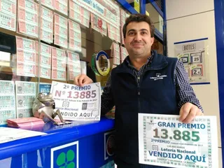 Premio de 120.000 euros en la administración de Lotería de la Plaza del Poeta Iglesias