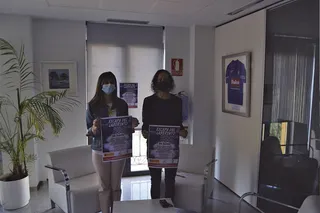 Las concejalas del Ayuntamiento de Peñaranda, Fátima Manzano y Pilar García, durante la presentación del escape room contra la violencia de género