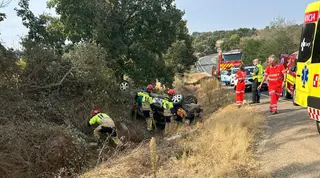 Ambulancia, Bomberos y Guardia Civil a la altura de Lumbrales por el vuelco de un turismo (2)
