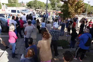 Concentración de los vecinos de Carrascal de Barregas para quejarse sobre el agua