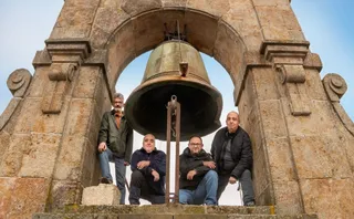 Los hermanos José Luis y Jesús Paniagua junto a Ángel y Miguel González, personas encargadas de dar el Campanazo en el Carnaval del Toro 2025. Foto Emilio Estudio