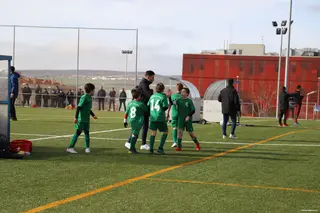 Fútbol base benjamín. Foto de archivo