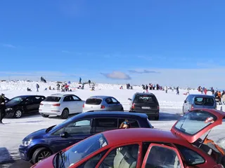 Gente disfrutando con trineos en La Covatilla