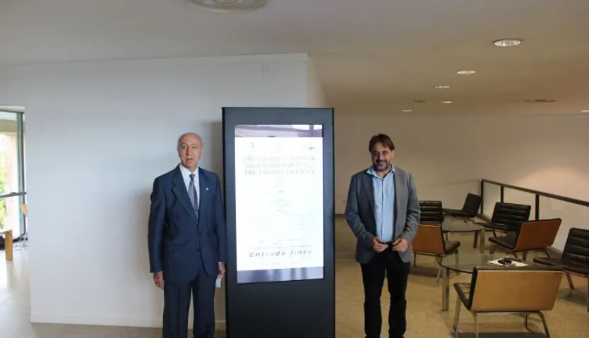Juan Antonio González,presidente de Honor de la Sociedad de Geriatría, y Fernando Castaño, concejal de Turismo. XXV Jornadas Envejecimiento (3)