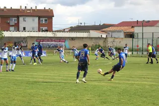 Lolo García saca una falta en el Villaralbo Almazán FOTO CD VILLARALBO | FOTO CD VILLARALBO