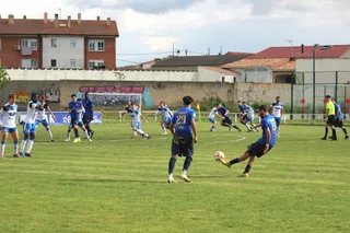 Lolo García saca una falta en el Villaralbo Almazán FOTO CD VILLARALBO | FOTO CD VILLARALBO