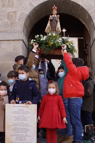 Procesión del niño Jesús de Praga en Alba de Tormes