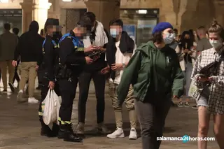 La noche del sábado deja 215 multas por botellones, fiestas en viviendas y no llevar la mascarilla