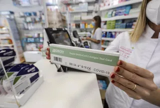 Una caja con test de antígenos contra la COVID 19 en una farmacia | Fotografía EP