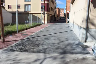 El alcalde, Carlos García Carbayo, visita la renovación en las calles del Barrio Blanco.