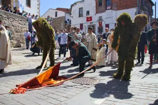 Hombres de Musgo en la celebración del Corpus Christi de Béjar. Foto Andrea M.