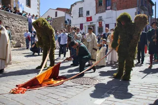Hombres de Musgo en la celebración del Corpus Christi de Béjar. Foto Andrea M.