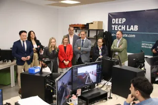 El presidente del PP de Salamanca, Carlos García Carbayo, y la vicesecretaria de Movilización y Reto Digital del Partido Popular, Noelia Núñez en su visita al Centro de Internet de las Cosas e Inteligencia Artificial