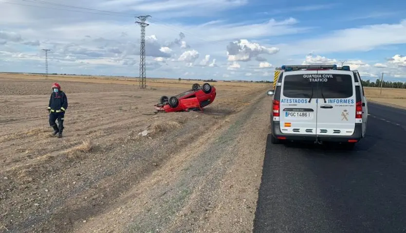 Vehículo volcado en Paradinas de San Juan | Foto: Miguel Navarro