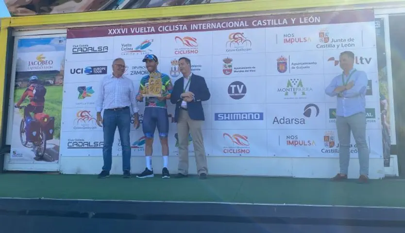 Nizzolo con el maillot de líder de la general (1)
