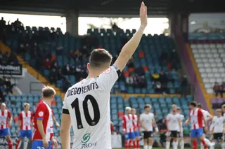 Diego Benito se dispone a ejecutar una acción a balón parado ante el Navalcarnero | FOTO SALAMANCA24HORAS.COM