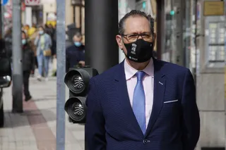 Fernando Carabias, concejal de Seguridad Ciudadano y Tráfico, durante la presentación de los nuevos semáforos de la avenida Italia