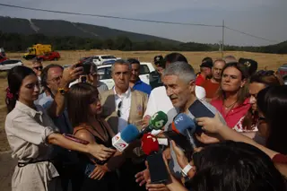 Visita del ministro del Interior Grande Marlaska al incendio de El Maillo (4)