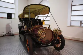 Carlos García Carbayo, inaugura la exposición ‘120 años RACE / 20 años MHAS’.