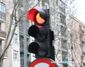 Imagen de un semáforo en rojo en la avenida de Mirat