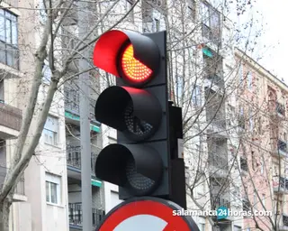 Imagen de un semáforo en rojo en la avenida de Mirat
