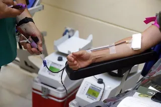 Detalle de la extracción de sangre. Foto Álex Zea - Europa Press