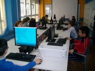 Taller intergeneracional de informático en el Centro de Día de Mayores