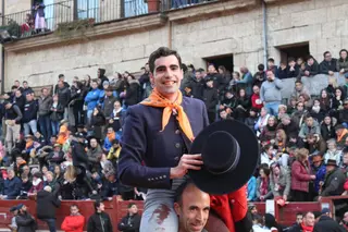 Salida a hombros del novillero local Pérez Pinto