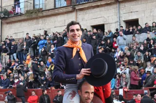 Salida a hombros del novillero local Pérez Pinto