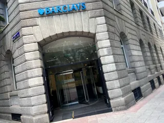 Fachada de una oficina de la entidad financiera Barclays ubicada en la calle José Abascal, 51, en Madrid (España), a 16 de junio de 2020.