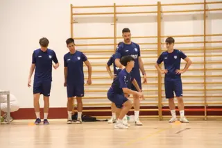 Sergio Hernández ayuda a un canterano durante un ejercicio del Salamanca FS.
