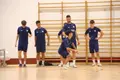 Sergio Hernández ayuda a un canterano durante un ejercicio del Salamanca FS.