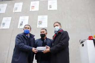 Carbayo, descubre una placa en homenaje al futbolista olímpico Ángel González Castaño.