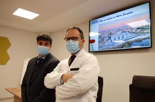 El director gerente, Luis Ángel González Fernández y el subdirector de gestión de Ingeniería y Mantenimiento, Jesús Gutiérrez Segovia en la presentación del plan de ahorro energético del Hospital de Salamanca | ICAL