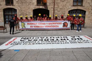 Bomberos de la Diputación se manifiestan en la Plaza Colón