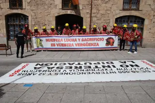 Los bomberos despedidos durante una protesta frente a la Diputación de Salamanca